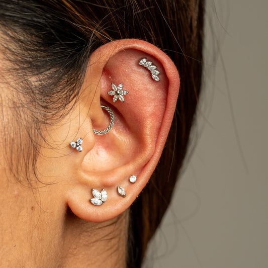 Lia - Titanium Daisy Stud