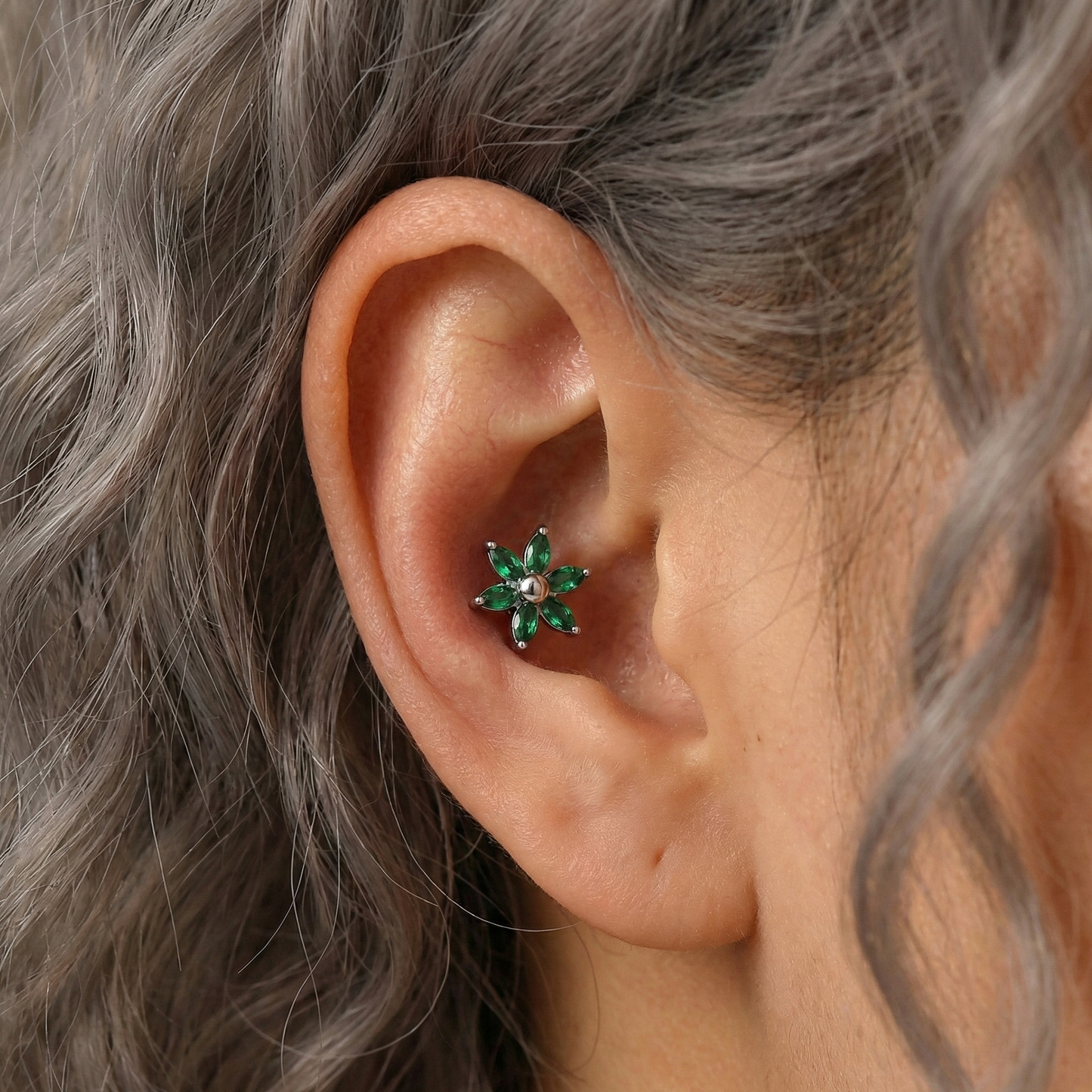 Lia - Titanium Daisy Stud